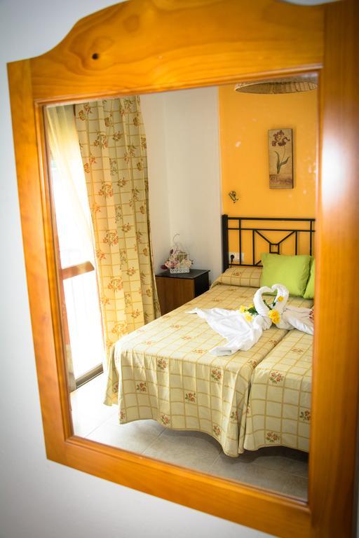 Hostal Malia Conil De La Frontera Exterior photo